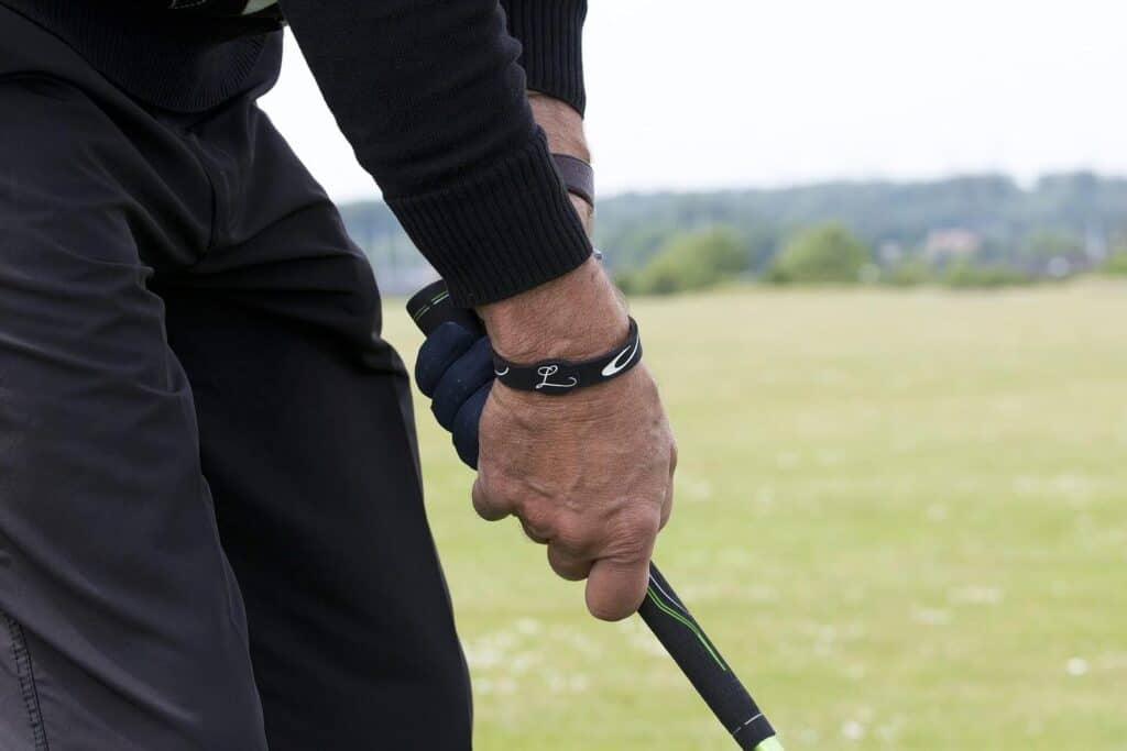 how to hold a golf club proper grip